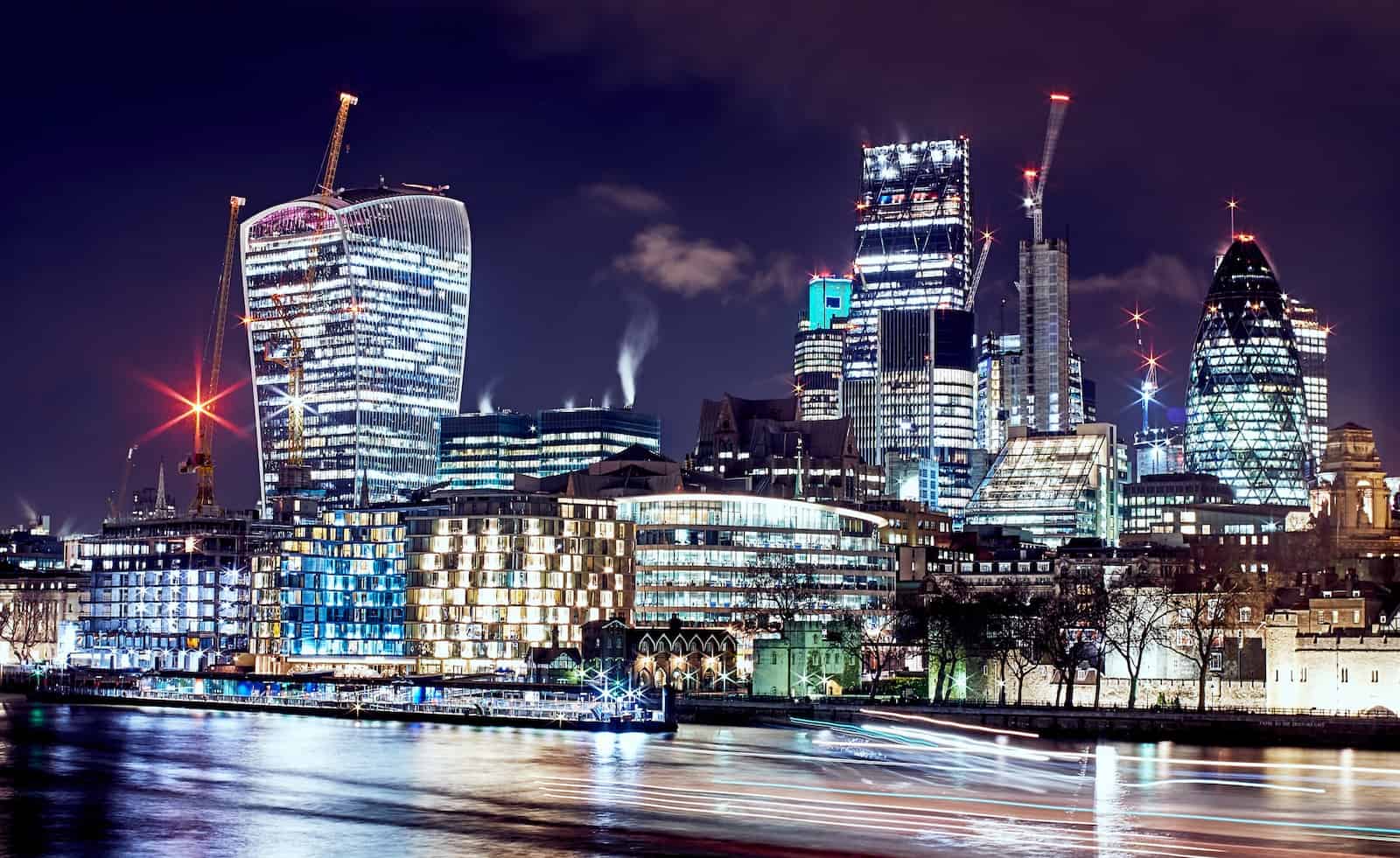 UK's Fast-paced Growth in Finance & AI: Speed is the Essence .photo of city lights